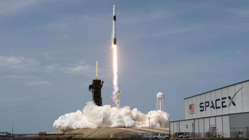 SpaceX đưa phi hành gia lên vũ trụ, lập cột mốc lịch sử