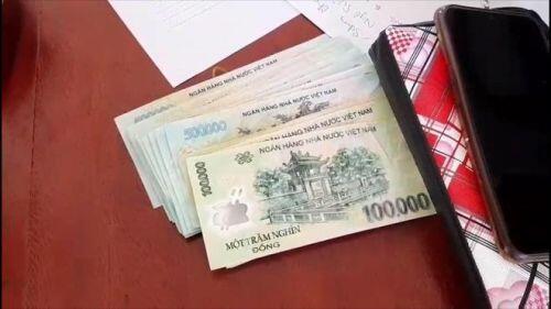 Bắt ‘nữ quái’ cầm hơn 18 triệu đồng tiền giả đi chợ