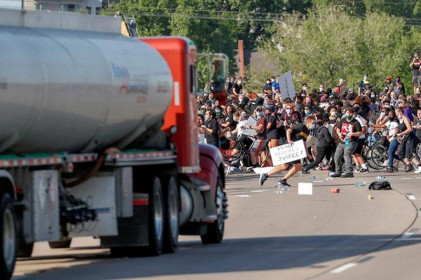Toàn cảnh xe bồn chở dầu lao vào đám đông biểu tình ở Mỹ