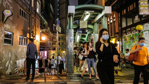Vi chùm lây nhiễm Covid-19 mới, Hồng Kông dự tính gia hạn cấm tụ tập