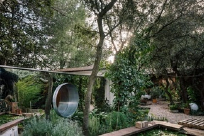 Độc đáo căn nhà gương ẩn mình trong khu vườn xanh mát ở Tây Ban Nha