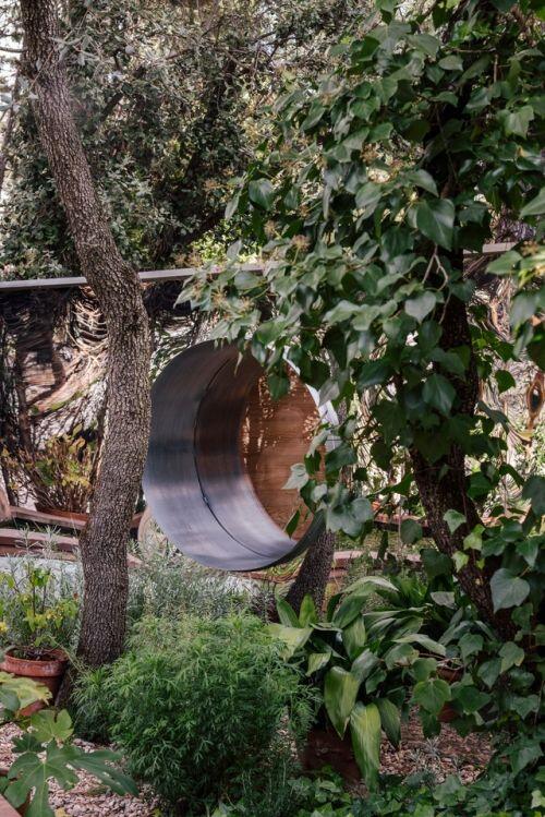 Độc đáo căn nhà gương ẩn mình trong khu vườn xanh mát ở Tây Ban Nha
