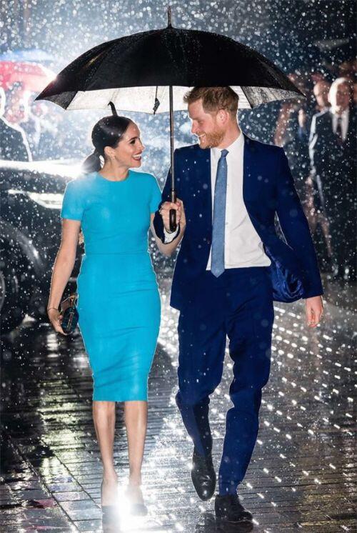 Vợ chồng Meghan Markle và Harry được phép rời bỏ gia đình Hoàng tộc, nhưng con trai 1 tuổi của họ thì không?