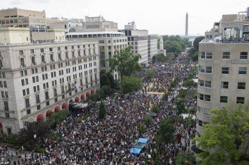 Ảnh: Hàng vạn người biểu tình vây kín các con đường ở thủ đô Washington