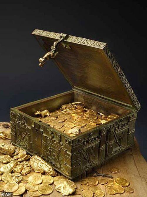 Tìm thấy rương kho báu chứa đầy vàng, kim cương trị giá hơn 23 tỷ