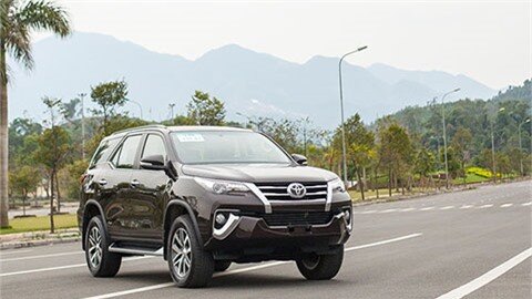Toyota Fortuner giảm giá 70 triệu đồng xả hàng đón phiên bản mới, cạnh tranh Hyundai Santa Fe