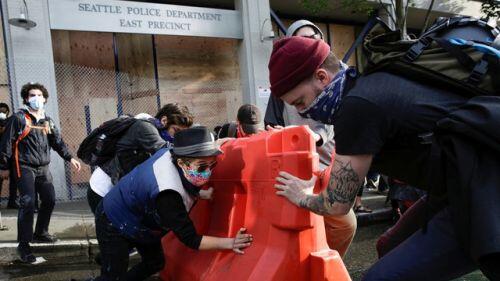 Người biểu tình chiếm đồn cảnh sát, rào phố thành "khu tự quản" ở Mỹ