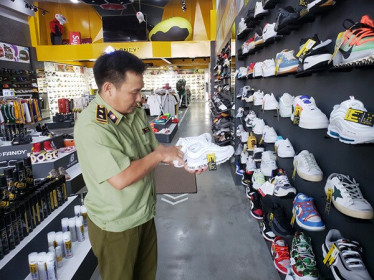 Đà Nẵng: Tạm giữ gần 2.000 sản phẩm thời trang nghi giả mạo Nike, Adidas, Louis Vuitton, Chanel,