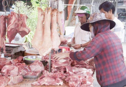 Giá thịt lợn hơi giảm về 90.000 đồng/kg