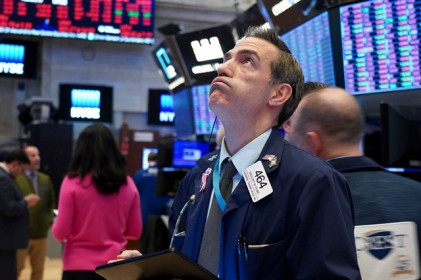 Dow Jones giảm hơn 600 điểm đầu phiên
