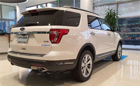 Ford Explorer giảm giá 'kịch sàn' xuống mức thấp kỷ lục, 'đấu' với Toyota Land Cruiser Prado