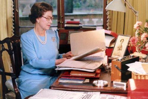 Nhân viên tiết lộ chiếc bàn làm việc ‘đặc biệt’ của Nữ hoàng Anh