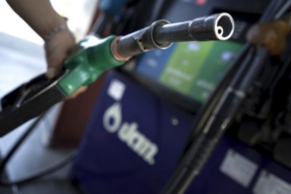Giá dầu giảm khi sản lượng dự trữ lại tăng kỷ lục