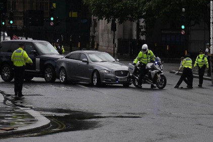 Ôtô chở Thủ tướng Anh gặp tai nạn bên ngoài tòa nhà Quốc hội