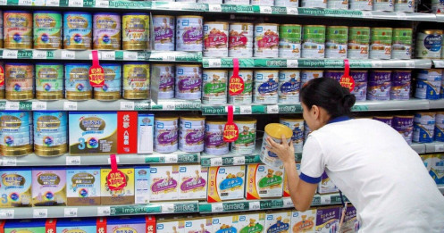 Dân Trung Quốc đổ xô đi mua sữa bột ngoại với “niềm tin” ngăn được Covid-19