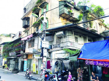 Cải tạo chung cư cũ tại Hà Nội: Không để người dân 'đánh đu' với nhà đầu tư!