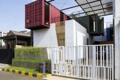 Biệt thự không móng làm từ 4 chiếc container độc đáo ở Indonesia