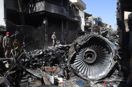 Máy bay rơi làm chết 97 người do phi công mải bàn chuyện Covid-19