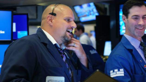 Nhóm ngân hàng kích Dow Jones tăng gần 300 điểm