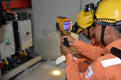 Thợ điện và những đêm không ngủ cho người dân yên giấc