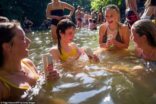Phụ nữ Anh diện bikini tụ tập trên bãi biển, hồ bơi bất chấp Covid-19