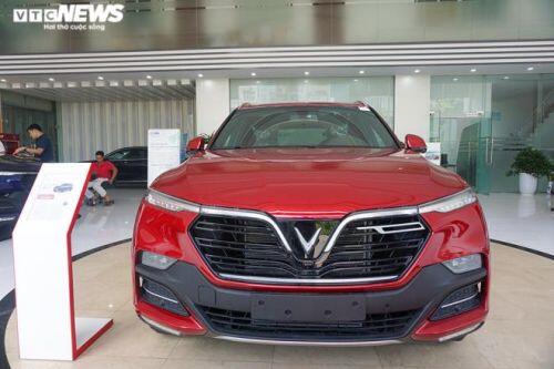 Phí trước bạ vừa giảm, khách kéo đến showroom hỏi mua xe