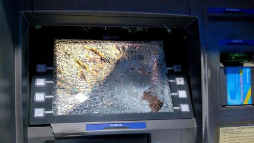 Bị nuốt thẻ khi rút tiền, thanh niên cầm búa đập vỡ màn hình máy ATM