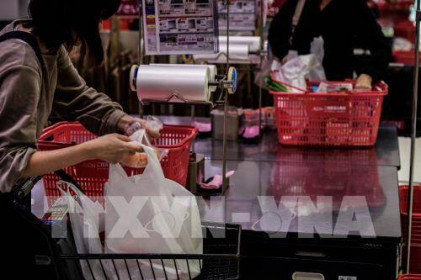 Nhật Bản: Các cửa hàng bán lẻ bắt đầu thu phí túi nilông