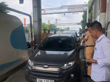 Xe ô tô ùn ứ tại trạm thu phí Pháp Vân – Ninh Bình vì thu phí tự động