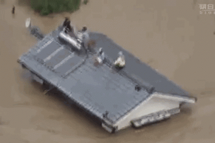 Nước lũ ngập sâu người dân Nhật Bản ngồi trên mái nhà chờ giải cứu