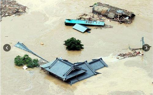 Nước lũ ngập sâu người dân Nhật Bản ngồi trên mái nhà chờ giải cứu
