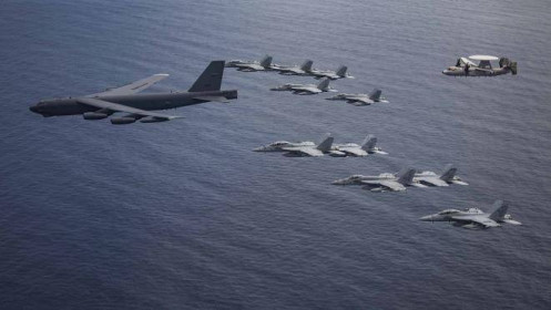 Sau tàu sân bay, Mỹ điều thêm oanh tạc cơ B-52 đến tập trận ở Biển Đông