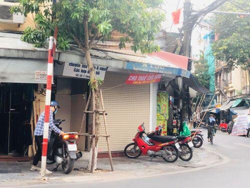 Hàng loạt cửa hàng “cửa đóng, then cài” trên phố cổ Hà Nội vốn sầm uất