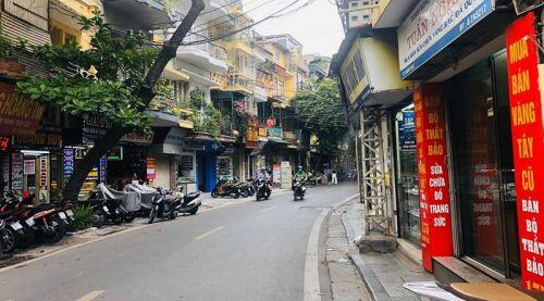 Hàng loạt cửa hàng “cửa đóng, then cài” trên phố cổ Hà Nội vốn sầm uất
