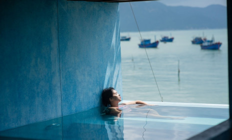Ngôi nhà với bể bơi trên cao hướng biển Nha Trang