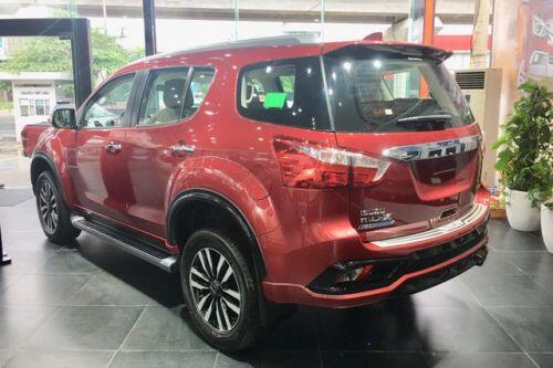 Isuzu mu-X giảm giá kỉ lục