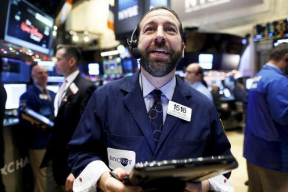 Dow Jones tăng hơn 170 điểm khi cổ phiếu Apple lập kỷ lục