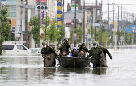 Mưa lũ kinh hoàng, hàng nghìn ngôi nhà ở Nhật Bản chìm trong nước