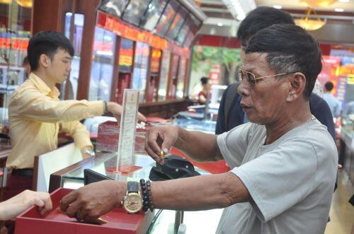 Giá vàng đột ngột tăng sốc, người Hà Nội “chen chúc” nhau đi bán vàng kiếm lời
