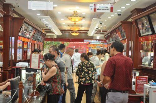 Giá vàng đột ngột tăng sốc, người Hà Nội “chen chúc” nhau đi bán vàng kiếm lời