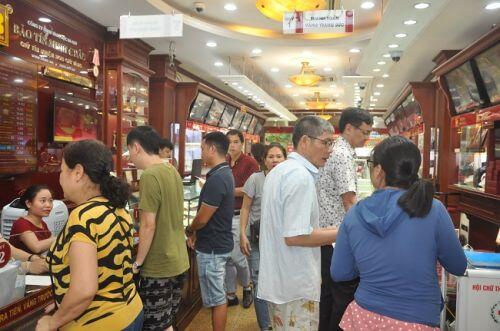 Giá vàng đột ngột tăng sốc, người Hà Nội “chen chúc” nhau đi bán vàng kiếm lời