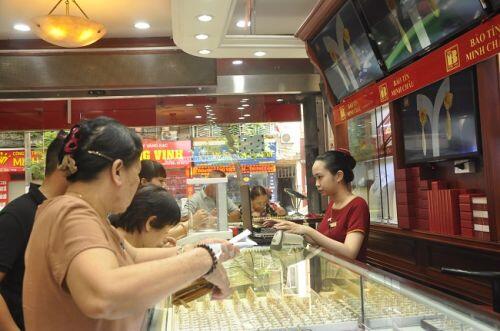 Giá vàng đột ngột tăng sốc, người Hà Nội “chen chúc” nhau đi bán vàng kiếm lời