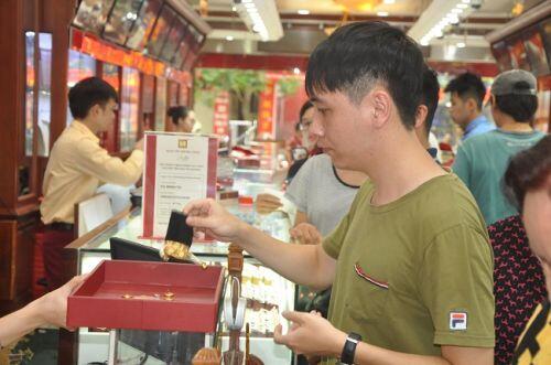 Giá vàng đột ngột tăng sốc, người Hà Nội “chen chúc” nhau đi bán vàng kiếm lời