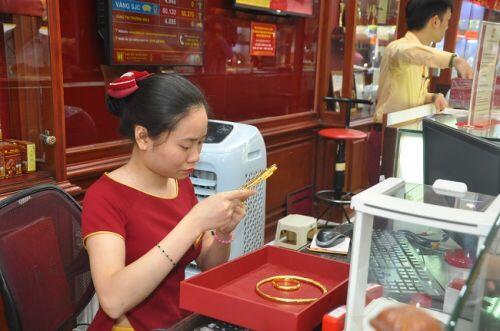 Giá vàng đột ngột tăng sốc, người Hà Nội “chen chúc” nhau đi bán vàng kiếm lời
