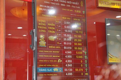 Giá vàng đột ngột tăng sốc, người Hà Nội “chen chúc” nhau đi bán vàng kiếm lời