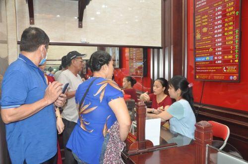 Giá vàng đột ngột tăng sốc, người Hà Nội “chen chúc” nhau đi bán vàng kiếm lời