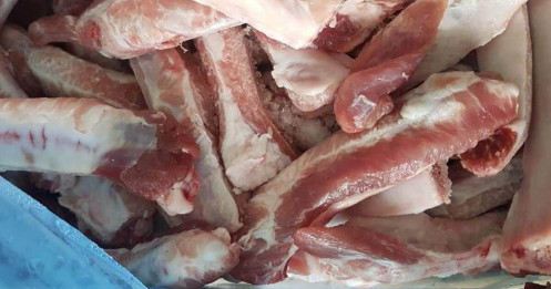 Thịt lợn rẻ giật mình 50 nghìn đồng/kg, chất đầy kho bán cả tấn
