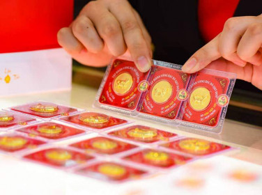 Giá vàng hôm nay 10/7: Tăng thẳng đứng, lên đỉnh 9 năm