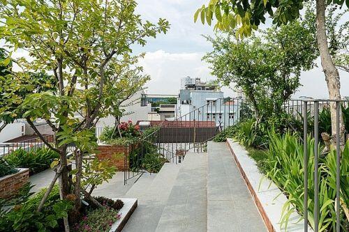 Làm công viên trên sân thượng, gia đình Sài Gòn có góc “sống ảo” tuyệt đẹp