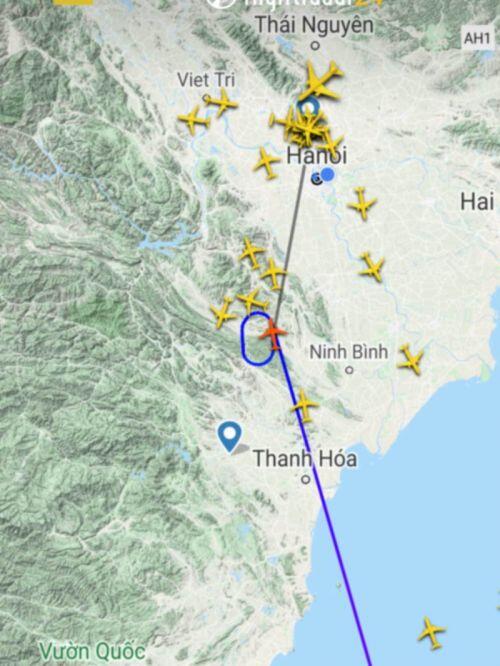 Khách mệt mỏi ngồi chờ hàng giờ trên máy bay ở Hà Nội và TP.HCM